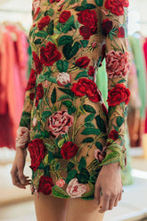 Elegante vestido de falda cruzada con cuello alto y patchwork bordado